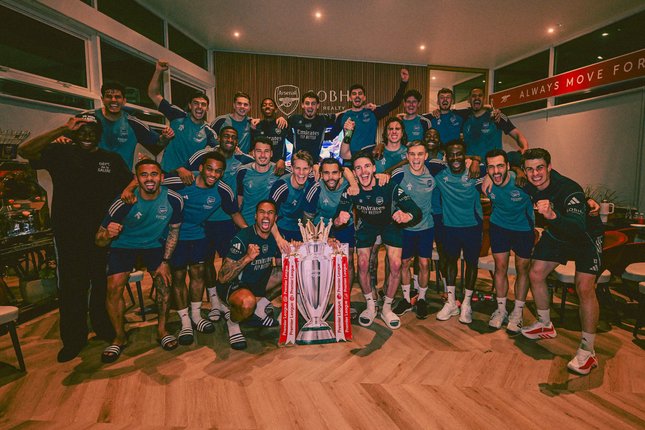 ARSENAL SANG JUARA PREMIER LEAGUE
