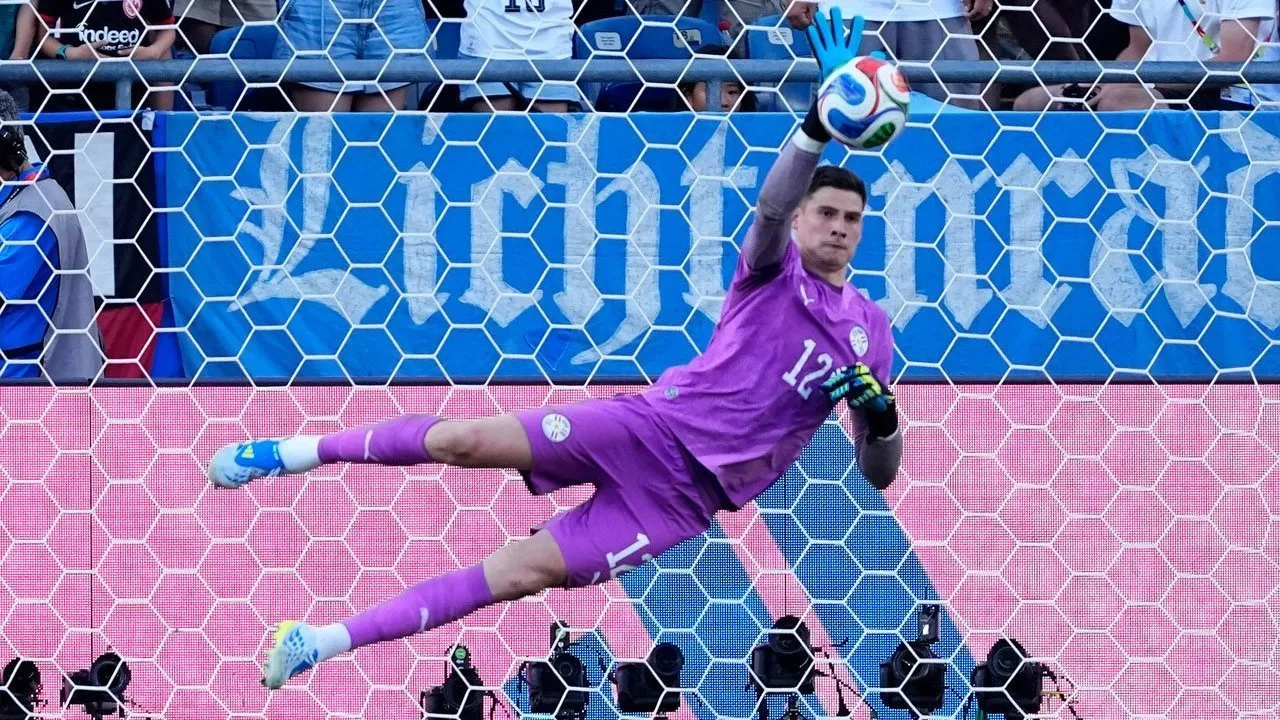 Torino Incar Kiper Paraguay Orlando Gill Usai Aksi Heroik di Piala Dunia