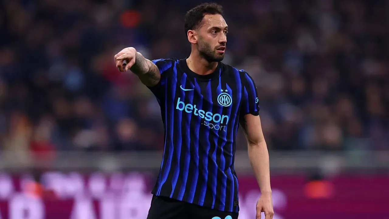 Pertangah Agustus Nanti, Fenerbahce Akan Fokus Kejar Hakan Calhanoglu