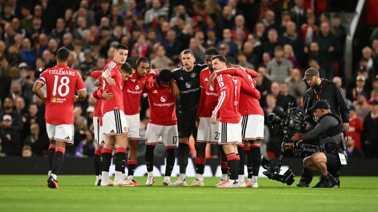 Manchester United Jual Rumput Old Trafford, Harganya Rp2,7 Juta