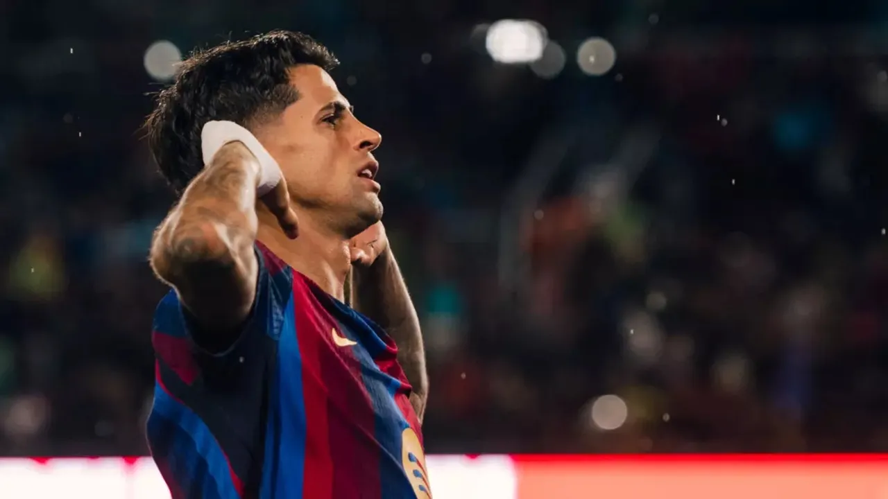 Joao Cancelo, Bek Sayap Barca yang Tak Mudah Terbakar